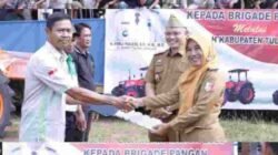 Pj. Sekda Tulang Bawang Serahkan Alsintan Bantuan dari Mentan
